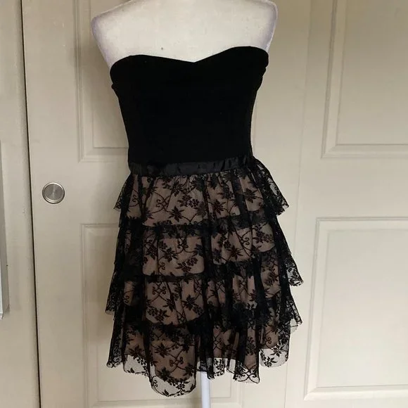 Forever 21 | Dresses | Clearance 2 Or 314 Forever 21 Strapless Sweetheart  Tiered Lace Lbd | Poshmark